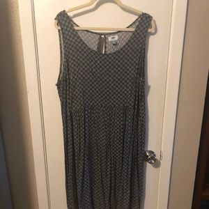 Sleeveless gray polka dot dress